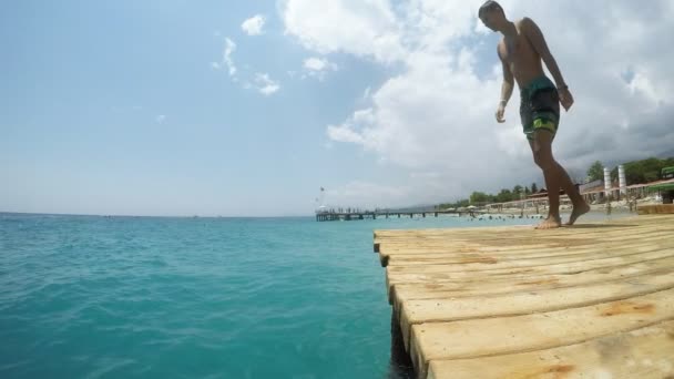 Молодой Спортсмен Ныряющий Деревянной Платформы Веселится Египте Солнечный День Прекрасный — стоковое видео