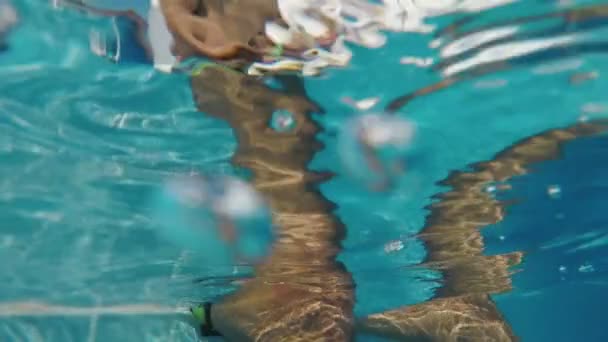 Ragazzo Scattante Giocoliera Con Palle Plastica Una Spiaggia Mare Egitto — Video Stock