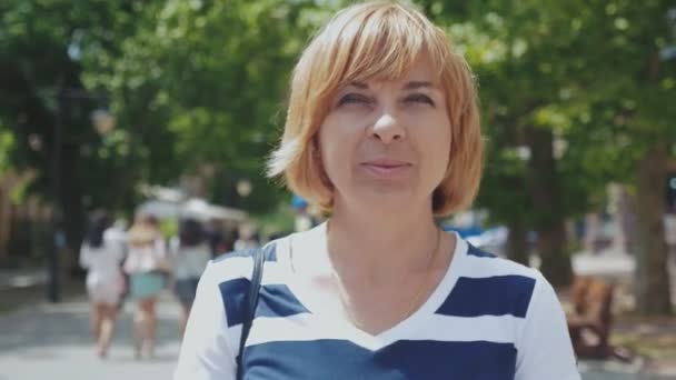 Heureuse Femme Blonde Debout Souriante Dans Parc Verdoyant Par Une — Video