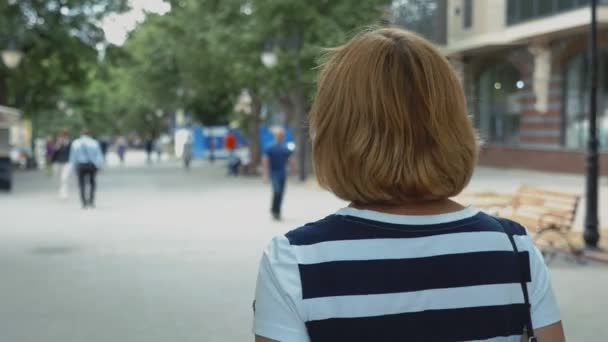 스트라이프 블라우스 여름에서 화창한 사람들과 거리를 산책에 머리를 빛나는 여자의 — 비디오