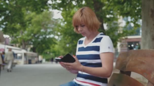 Mujer Rubia Exitosa Sentada Banco Usando Teléfono Callejón Verde Perfil — Vídeos de Stock