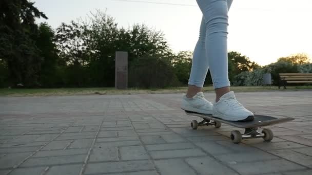 Gambe Adolescente Scivolano Uno Skateboard Parco Cittadino Autunno Rallentatore Allegra — Video Stock