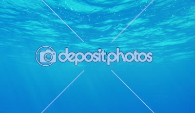 Güzel deniz yüzeyi slo-mo Magic deniz yüzey arka plan çekimde dalgalı bir yüzey, turkuaz suları ve oynak sparkles Red Sea'deki/daki güneşli kirişler ile Sualtı çekim ışınları oynak parıldıyor ile sualtı vurulmuş