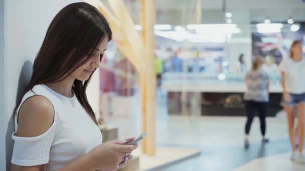 Elegante Chica Morena Mensajería Teléfono Inteligente Gran Centro Comercial Verano — Vídeos de Stock