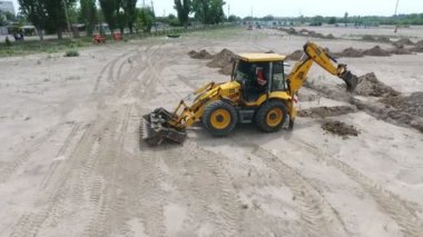 Kiev, Ukrayna - 29 Eylül 2018: Harika manzarasını Ukrayna'da büyük onun beko ile bir inşaat sitesinde bir hendekte bir bina temel için kürekle büyük bir ekskavatör