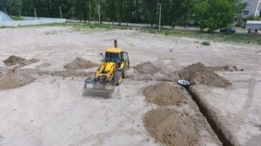 Kiev, Ukrayna - 29 Eylül 2018: modern bir ekskavatör ile onun büyük beko Ukrayna'da inşaat sitede bir ev temel için bir siper kürekle görünümünü çarpıcı