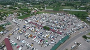 Bir çiftçi pazarda kiosklar, arabalar ve sonbahar çarpıcı kuş bakışı bir çiftçi pazarda, butikler, kamyon ve güneşli bir sonbahar içinde Ukrayna römorklar çizgilerle römork hava atış