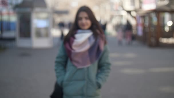 Menina Morena Doce Roupas Elegantes Passeando Rua Inverno Slo Vista — Vídeo de Stock