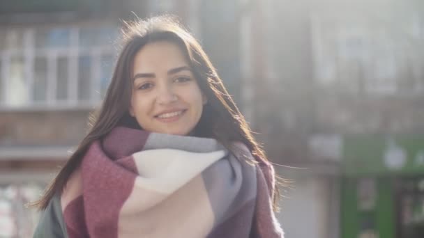 Chica Encantadora Espléndida Bufanda Chaqueta Sonriendo Calle Invierno Cámara Lenta — Vídeo de stock