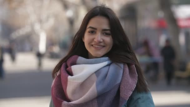 Весела Брюнетка Елегантному Одязі Посміхається Провулку Взимку Повільному Русі Оптимістичний — стокове відео