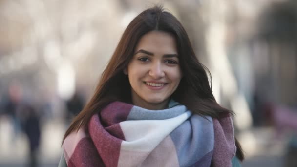 Menina Morena Feliz Roupas Elegantes Sorrindo Parque Inverno Câmera Lenta — Vídeo de Stock