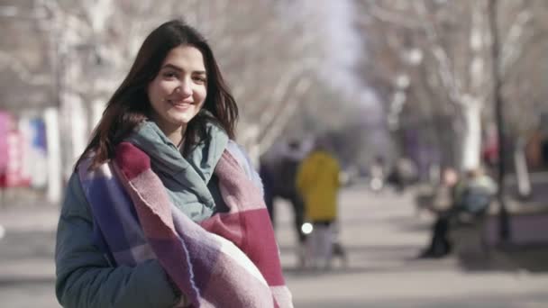 Glamour Meisje Een Stijlvolle Sjaal Glimlachend Een Zonnige Steegje Winter — Stockvideo