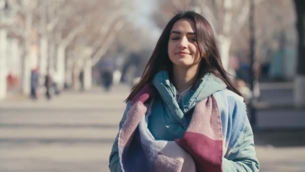 Bir Arka Sokakta Bir Fantezi Ceket Gülümseyen Içinde Uzun Bağsız — Stok video