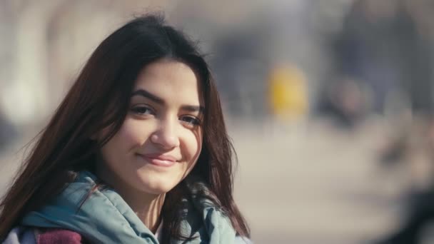 Menina Alegre Com Longo Sorriso Solto Livre Parque Inverno Câmera — Vídeo de Stock