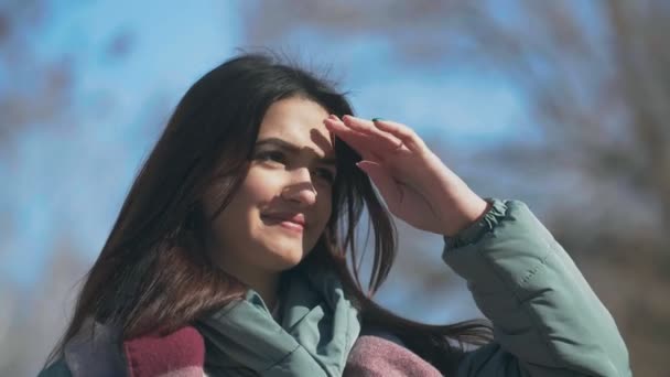 Beautiful Girl Keeping Her Hand Forehead Seeking Her Friend Park — Stock Video
