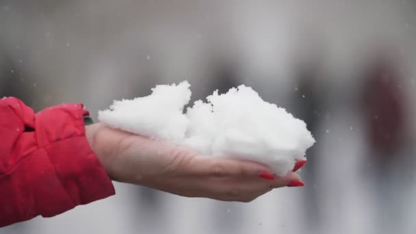 Frauenhand Mit Make Hält Einen Schneeball Winter Freien Slo Artigem — Stockvideo