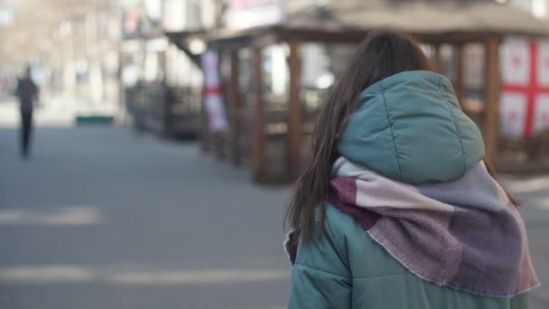 Ragazza Snella Anorak Sciarpa Passeggiando Lungo Una Strada Inverno Slo — Video Stock