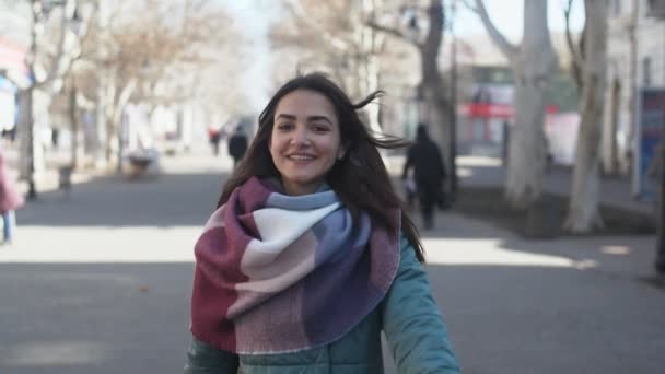 Chica Feliz Ropa Elegante Sonriendo Una Calle Cámara Lenta Hilarante — Vídeo de stock