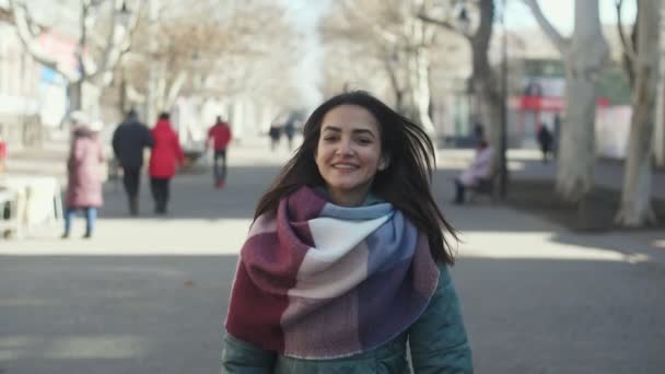 Мила Дівчина Святковий Одяг Буде Посміхається Вулиці Повільному Оптимістичний Погляд — стокове відео