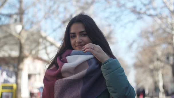 Gelukkig Meisje Een Mooie Sjaal Hap Cheerily Omhoog Straat Winter — Stockvideo