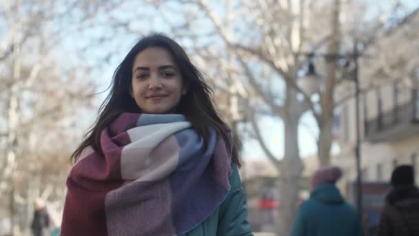 Vista Emotiva Una Ragazza Tenera Con Lunghi Capelli Sciolti Sciarpa — Video Stock