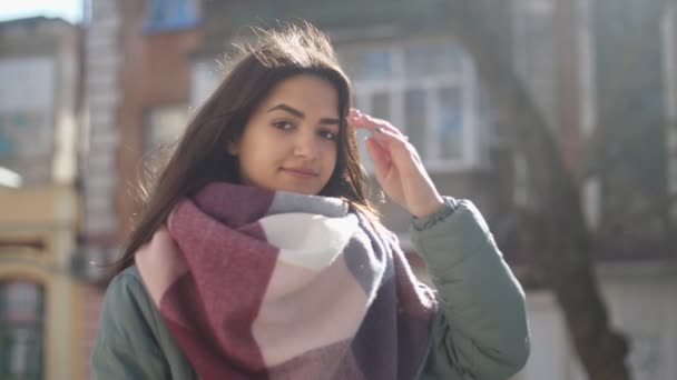 Hoge Kwaliteitsolie Meisje Een Mooie Sjaal Hap Elegant Omhoog Straat — Stockvideo