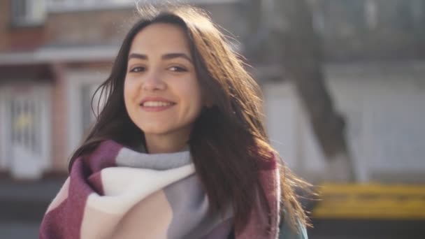 Lief Meisje Met Lang Losse Haren Glimlachend Gelukkig Een Straat — Stockvideo
