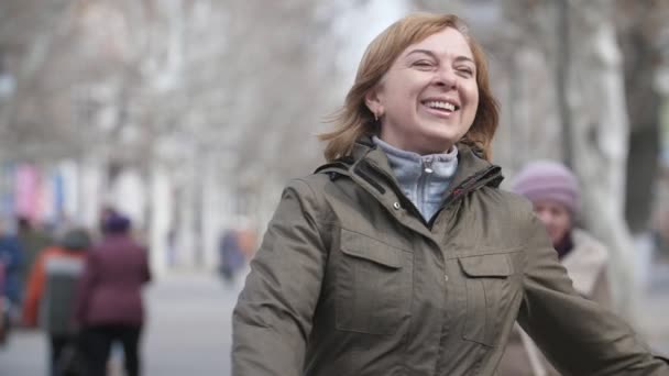 Mulher Loira Feliz Capuz Sorrindo Andando Beco Inverno Slo Vista — Vídeo de Stock