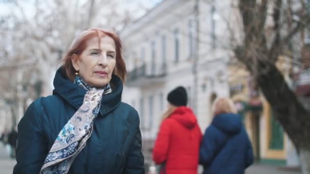 Femme Âgée Confiante Souriante Marchant Dans Une Rue Hiver Ralenti — Video