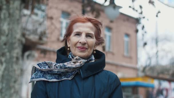 Mulher Sênior Elegante Sorrindo Andando Uma Rua Inverno Câmera Lenta — Vídeo de Stock