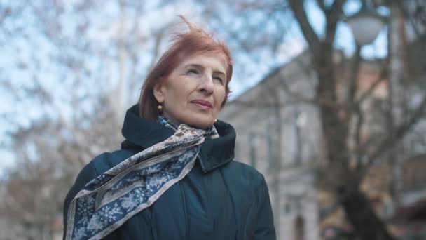 Mulher Idosa Elegante Sorrindo Indo Longo Uma Rua Inverno Câmera — Vídeo de Stock