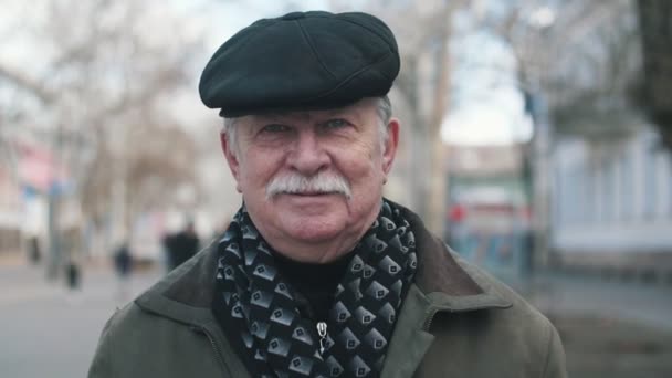 콧수염 모자와 Slo Mo에서 겨울에 거리에서 남자의 Slo 보기에서 거리에 — 비디오