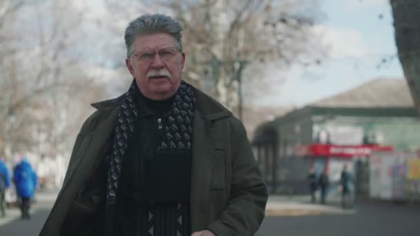 Vieil Homme Robuste Avec Une Moustache Qui Longe Une Rue — Video