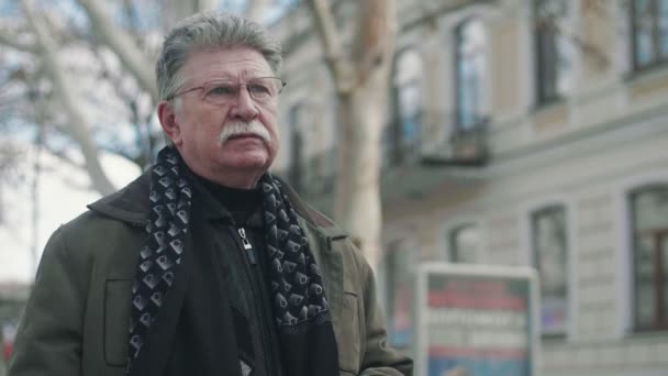 Viejo Corpulento Con Bigote Caminando Por Una Calle Histórica Cámara — Vídeo de stock