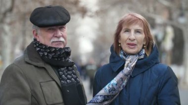 Mutlu üst düzey aile ayakta ve şık giysiler ve cesur babası bir neşeli yaşlı kadının içinde düz bir kapak slo-mo içinde açık havada beyaz bıyıklı slo-mo duygusal görünümünde hayattan zevk pitoresk bir parkta