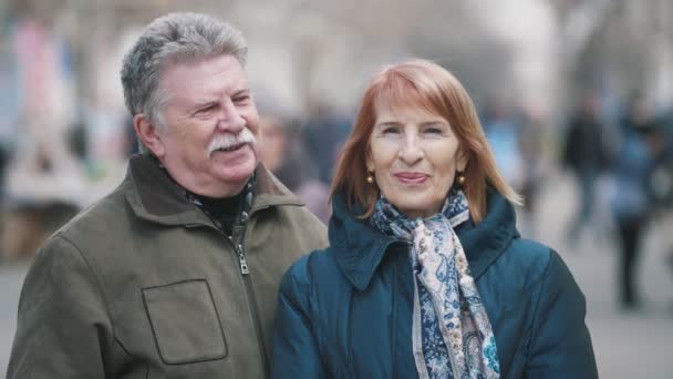 남자와 따뜻한 슬로우 모션으로 거리에 아내와 채팅에 콧수염과 슬로우 용사의 — 비디오