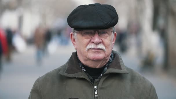 Homme Âgé Dans Une Casquette Pensant Vie Dans Une Ruelle — Video