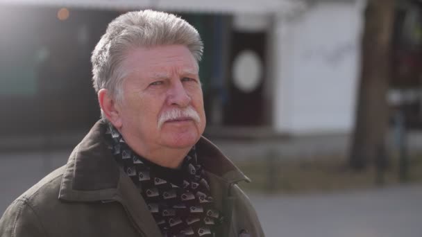 Weißhaariger Mann Mit Schnurrbart Jacke Der Herbst Auf Einer Straße — Stockvideo