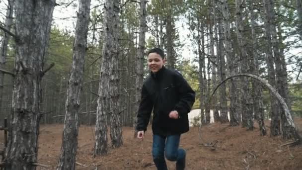 Piccolo Ragazzo Bruno Che Corre Vicolo Nella Foresta Verdeggiante Una — Video Stock