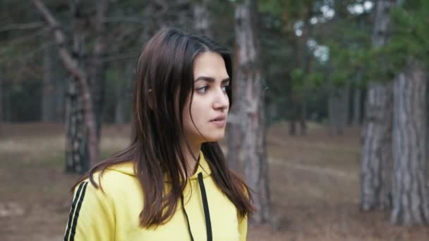 Menina Inteligente Caminhadas Olhando Diretamente Uma Floresta Abetos Primavera Slo — Vídeo de Stock