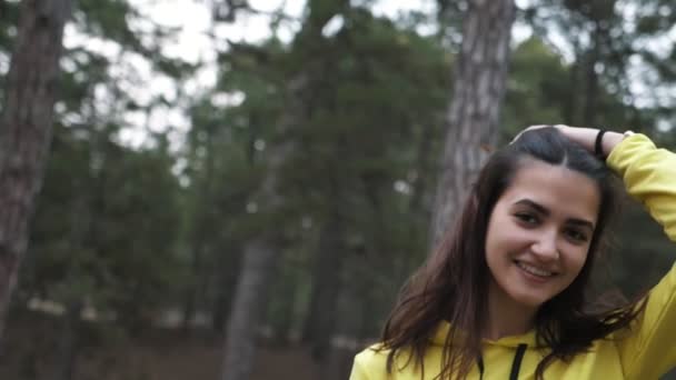 Fille Souriante Mettre Ses Cheveux Ordre Dans Une Forêt Sapins — Video