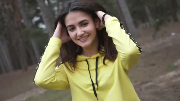 Fille Heureuse Souriante Intelligente Dans Une Forêt Sapins Printemps Pékin — Video