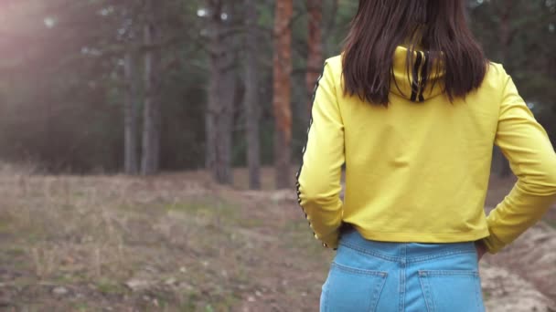 Hermosa Chica Morena Caminando Césped Bosque Pinos Primavera Cámara Lenta — Vídeos de Stock