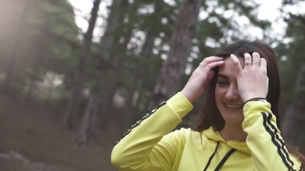 Menina Linda Sorrindo Inteligente Uma Floresta Pinheiros Primavera Slo Visão — Vídeo de Stock