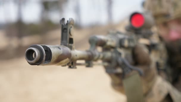 Militärmann Zielt Mit Seinem Sturmgewehr Mit Scharfschützenvisier Auf Ein Feld — Stockvideo