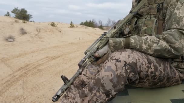 74와 유니폼을 군인은 필드에서 캐리어에 소총과 유니폼을 장교의 놀라운 보기에 — 비디오
