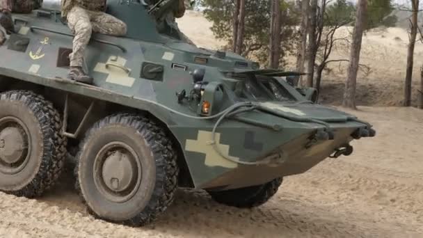 Apc Con Neumáticos Grandes Avanzando Con Militares Uniforme Primavera Vista — Vídeos de Stock