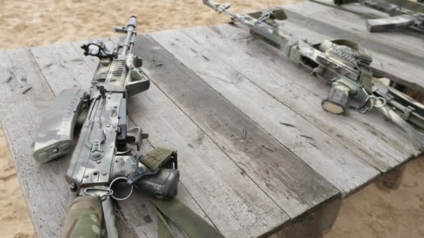 Modern Assault Rifle Med Optiska Sevärdheter Liggande Ett Träbord Ett — Stockvideo