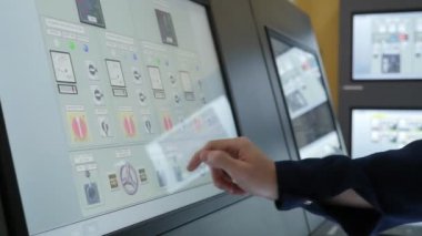 Odessa, Ukrayna - 12 Eylül 2018: Çeşitli tuşlara grafiklerle, kelimelerle ve resimlerle dokunarak yüzen ticaret gemisini kontrol eden bir donanma adamının hi-tech görünümü.
