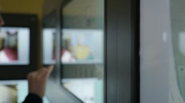 Bir ticaret gemisinde büyük dikey monitörlerde görüntülere dokunan kadın eli büyük bir dikey duvarda grafiklere, fotoğraflara ve görüntülere basarak bir kadının elinin çarpıcı görünümü. Formlarını ve renklerini değiştiriyorlar..